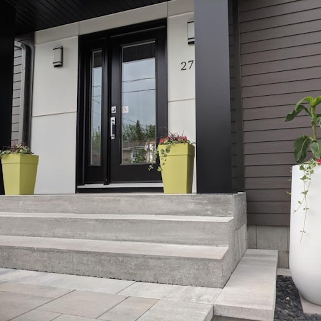 Aussenbereich schwarze Haustuere