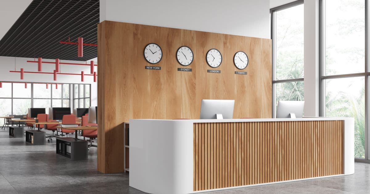 Raumteiler und Empfang in Holz und Weißoptik