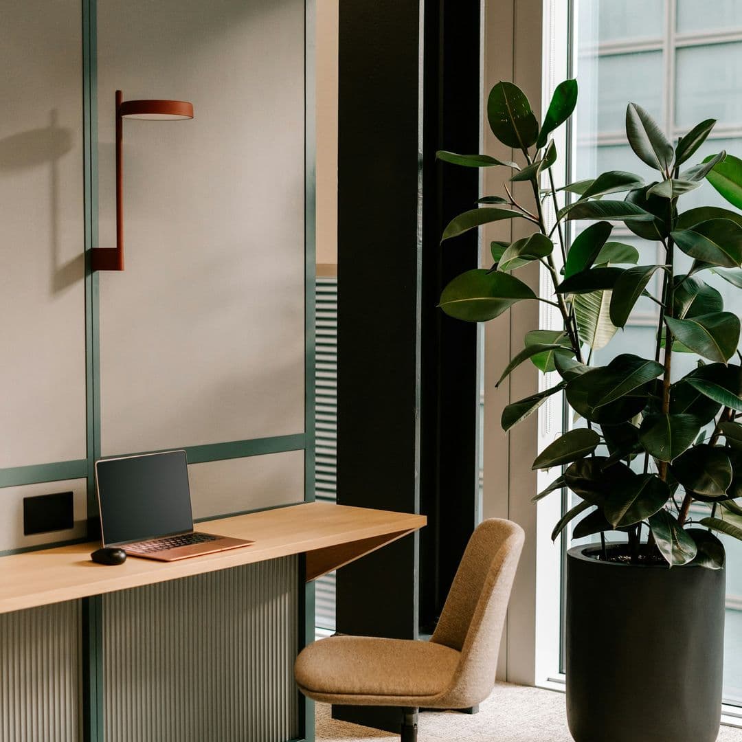 Bürotisch mit Stuhl und Laptop