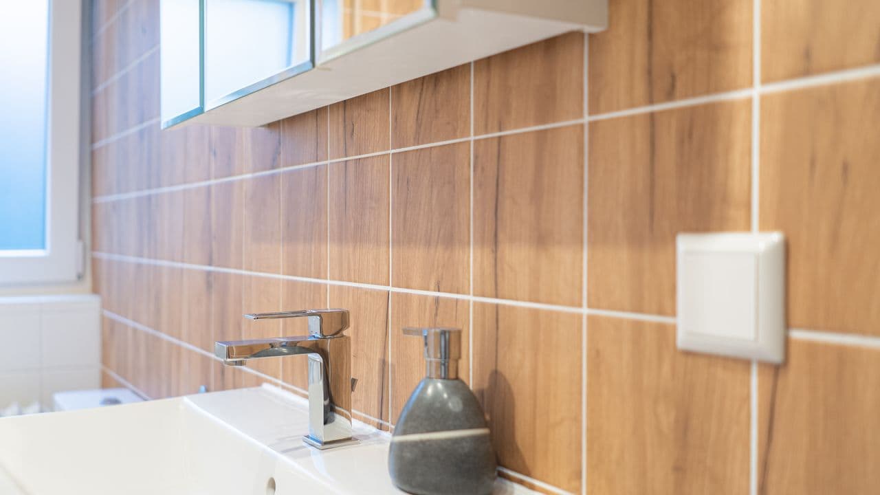 Waschbecken mit Fliesen in Holzoptik