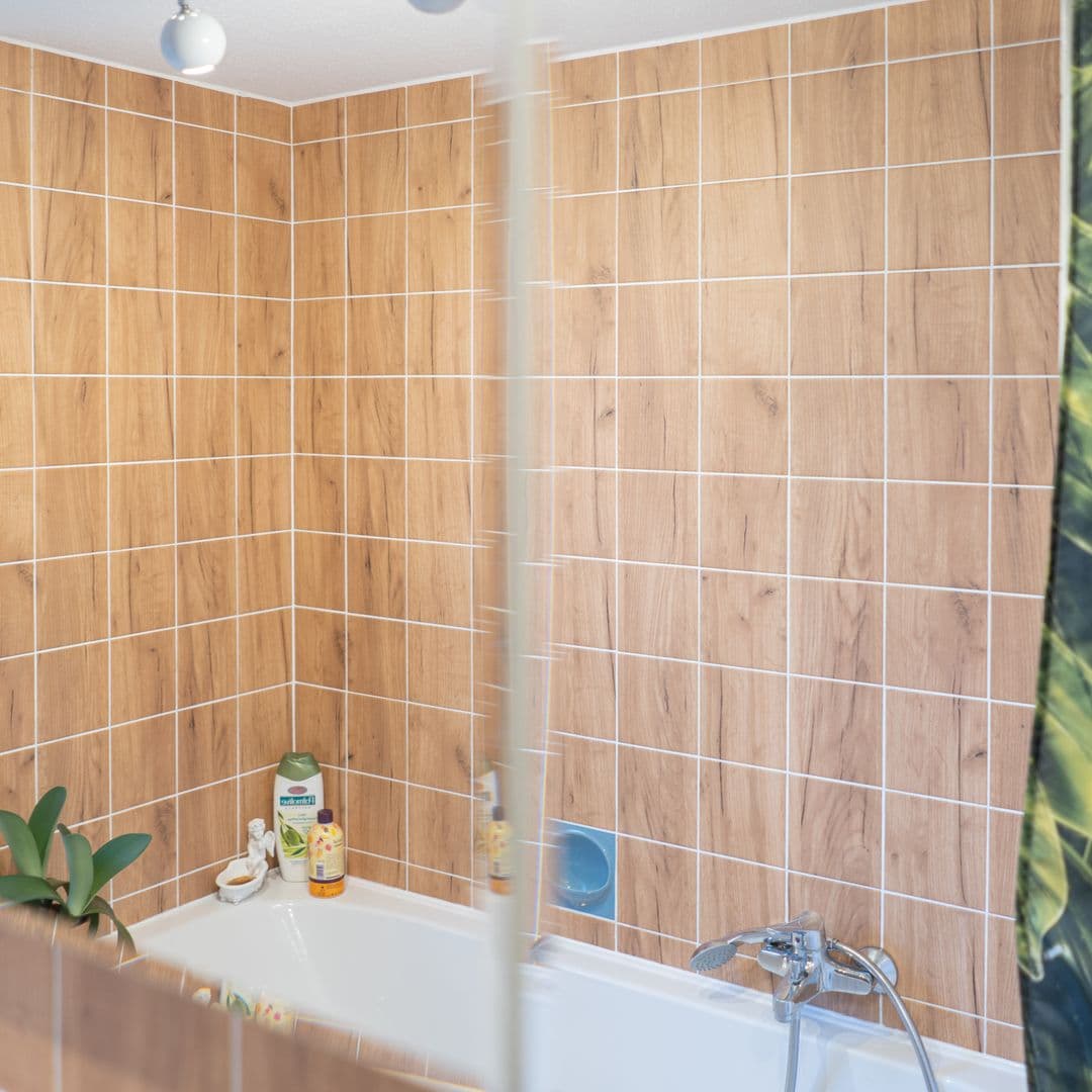 Badfliesen im Spiegel