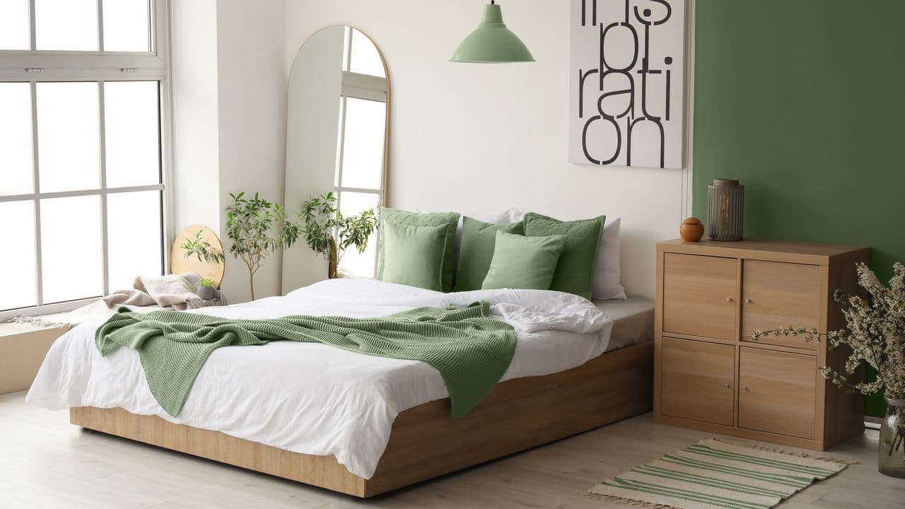 Schlafzimmer mit grünen Details 