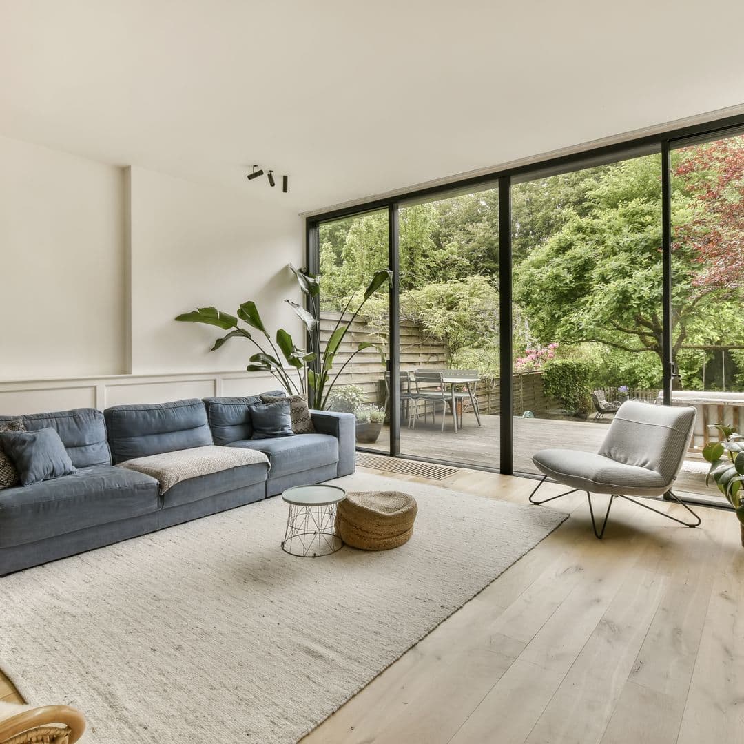 Fensterrahmen in Schwarz