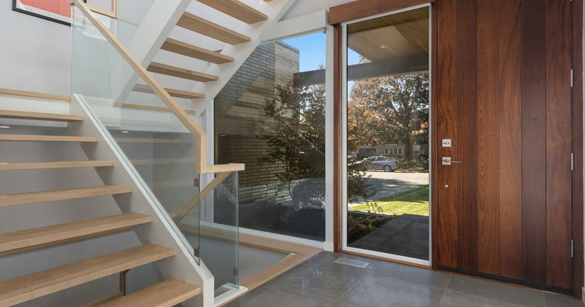 Holztreppe mit weiße Rahmen