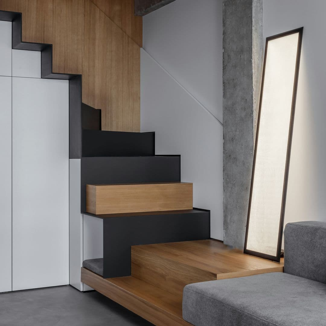 Holztreppe ind Schwarz und Holzoptik