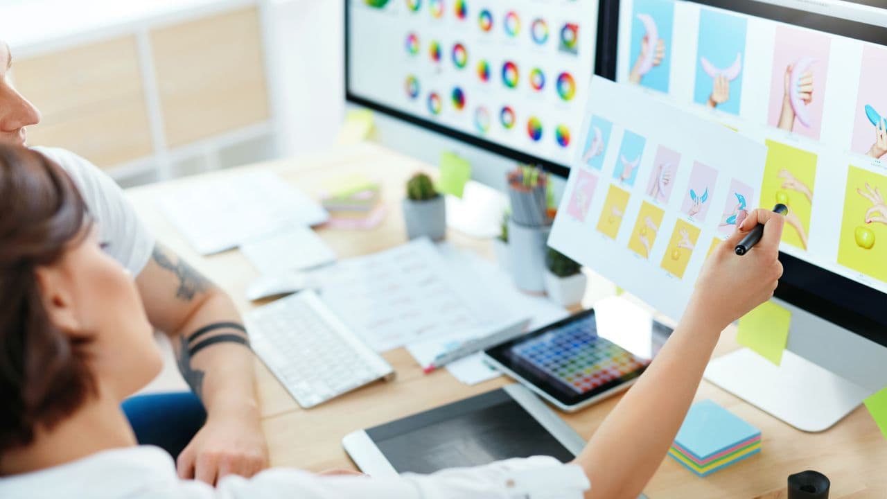 Leute arbeiten am Schreibtisch