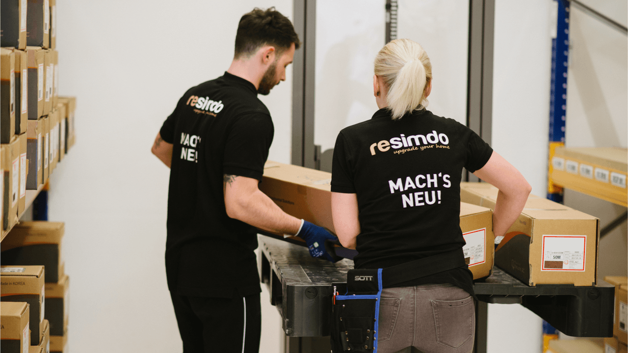 Zwei Kollegen im Lager