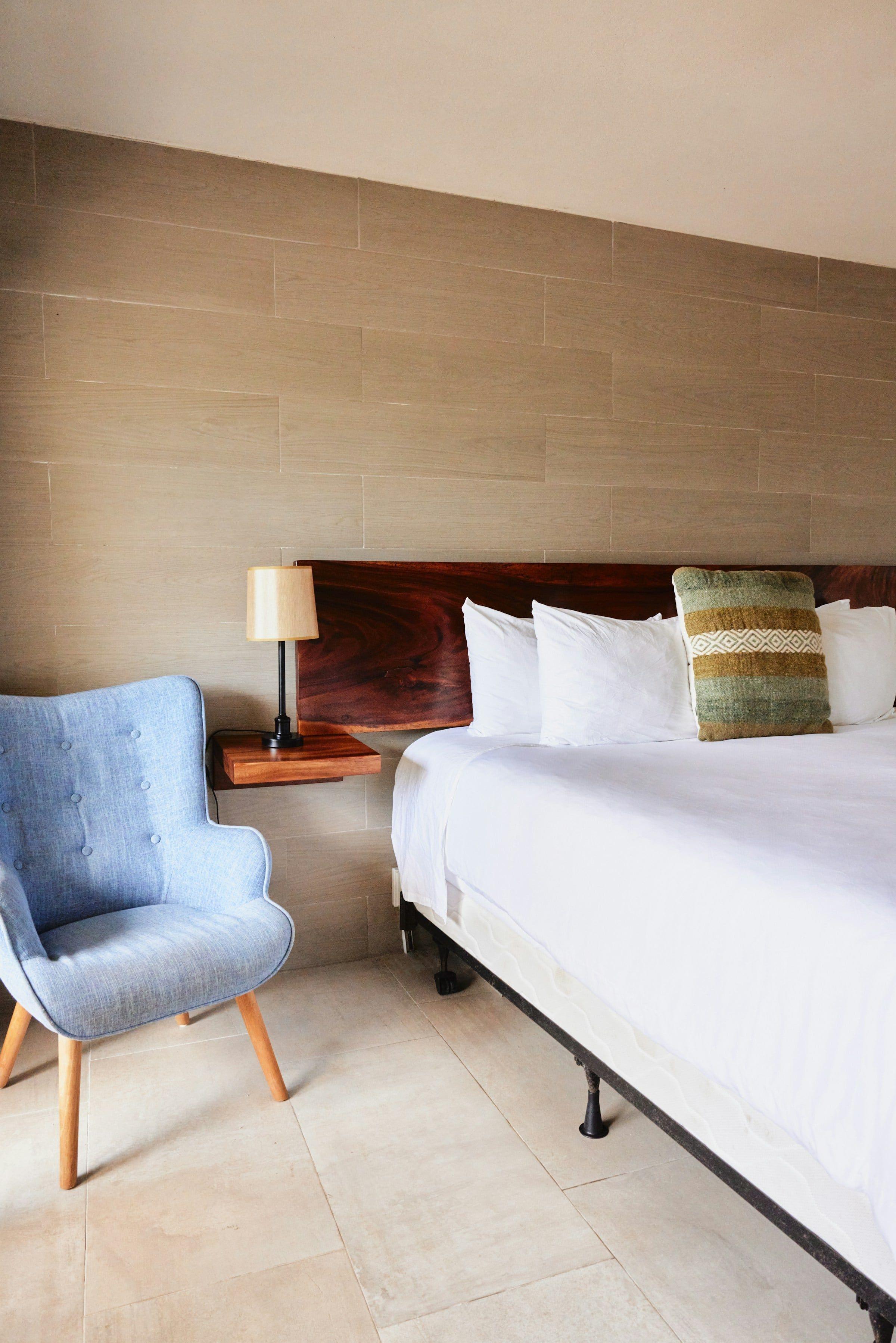 Bettrückwand und Wandtisch im Hotelzimmer