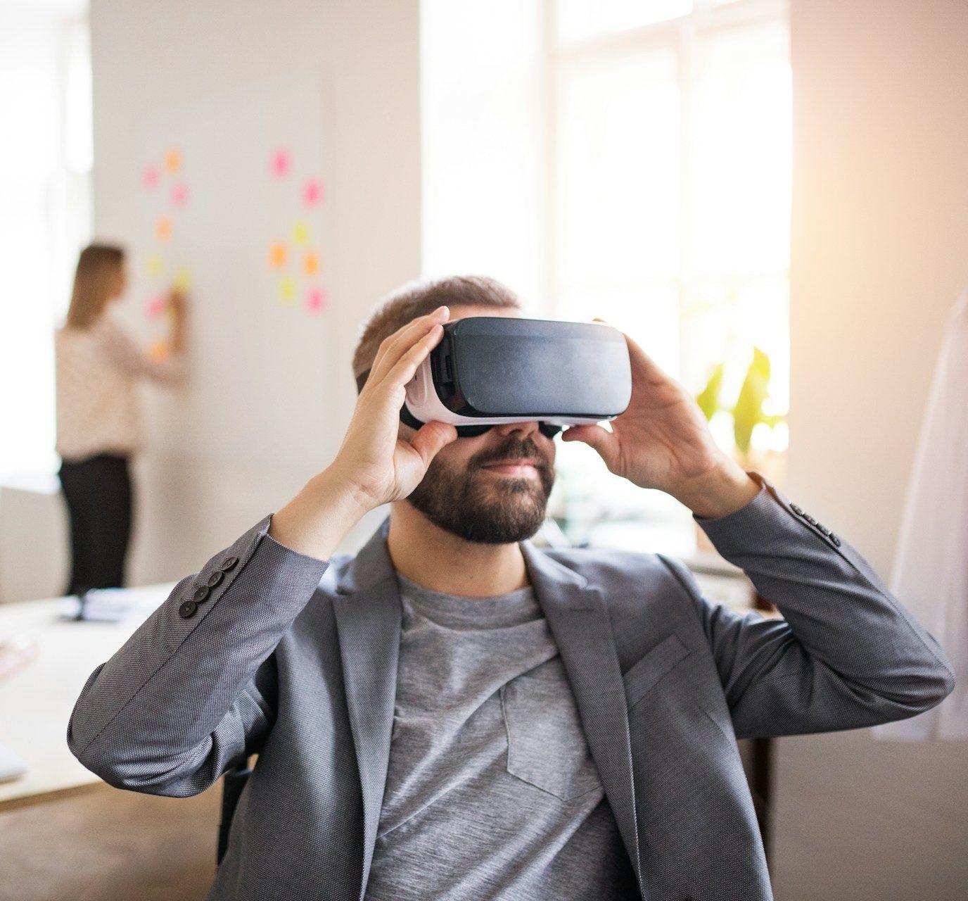 Mann mit einer VR Brille