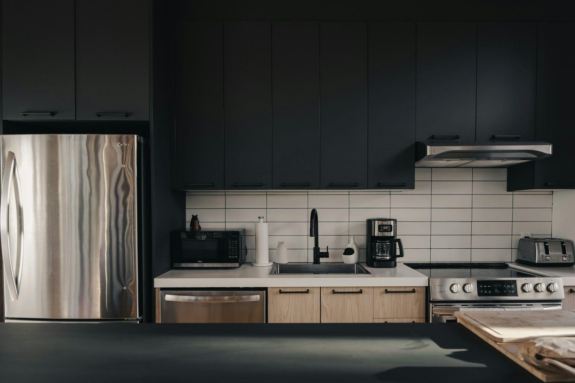 Küchenfronten in Matt Schwarz und Holzoptik