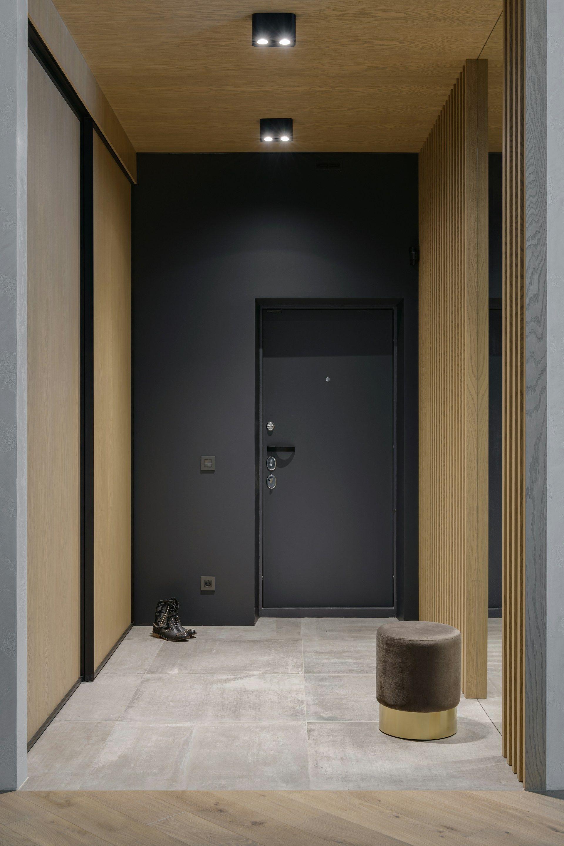 Türe und Wand in Schwarz