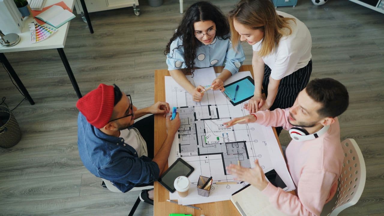 Personen besprechen ein Bauprojekt