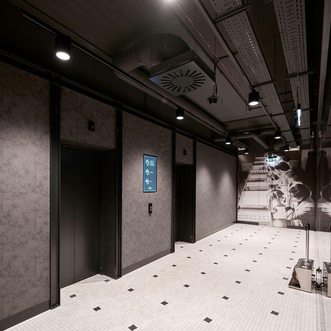 Aufzüge in Grau