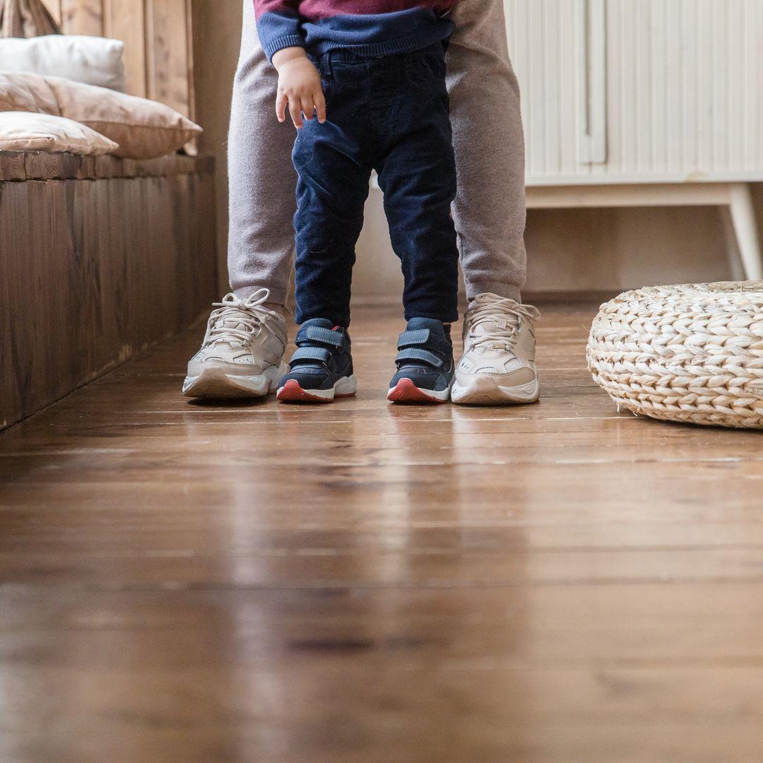 Boden in Holzoptik mit 2 Personen zu sehen