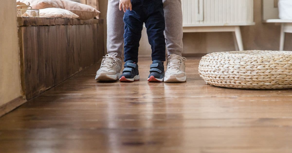 Boden in Holzoptik mit 2 Personen zu sehen