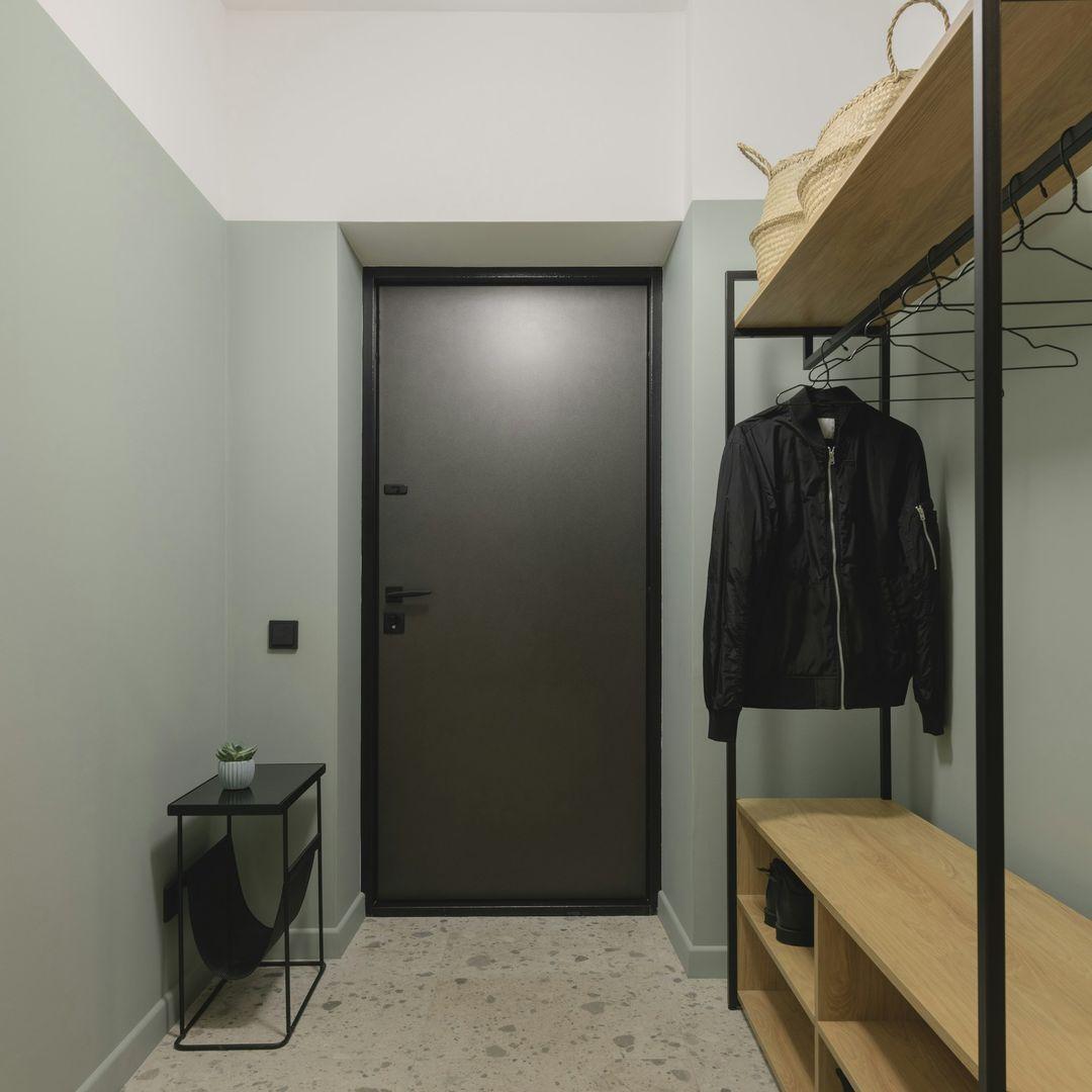 Türe in Grau mit schwarzer Zarge