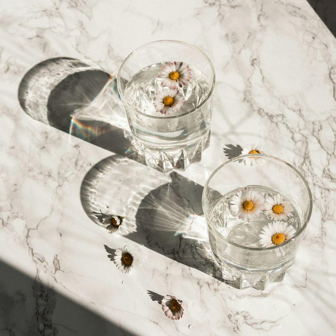 Zwei Gläser auf Marmortisch