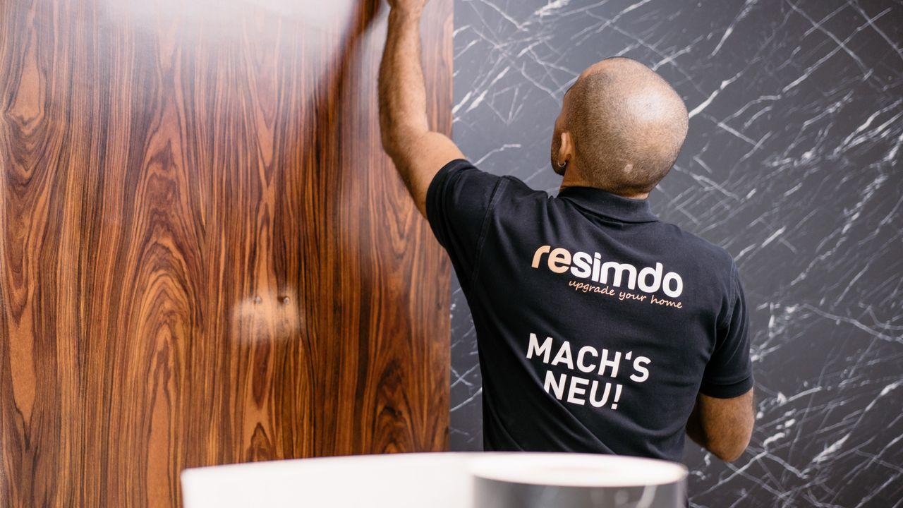 Fachmann am Folieren