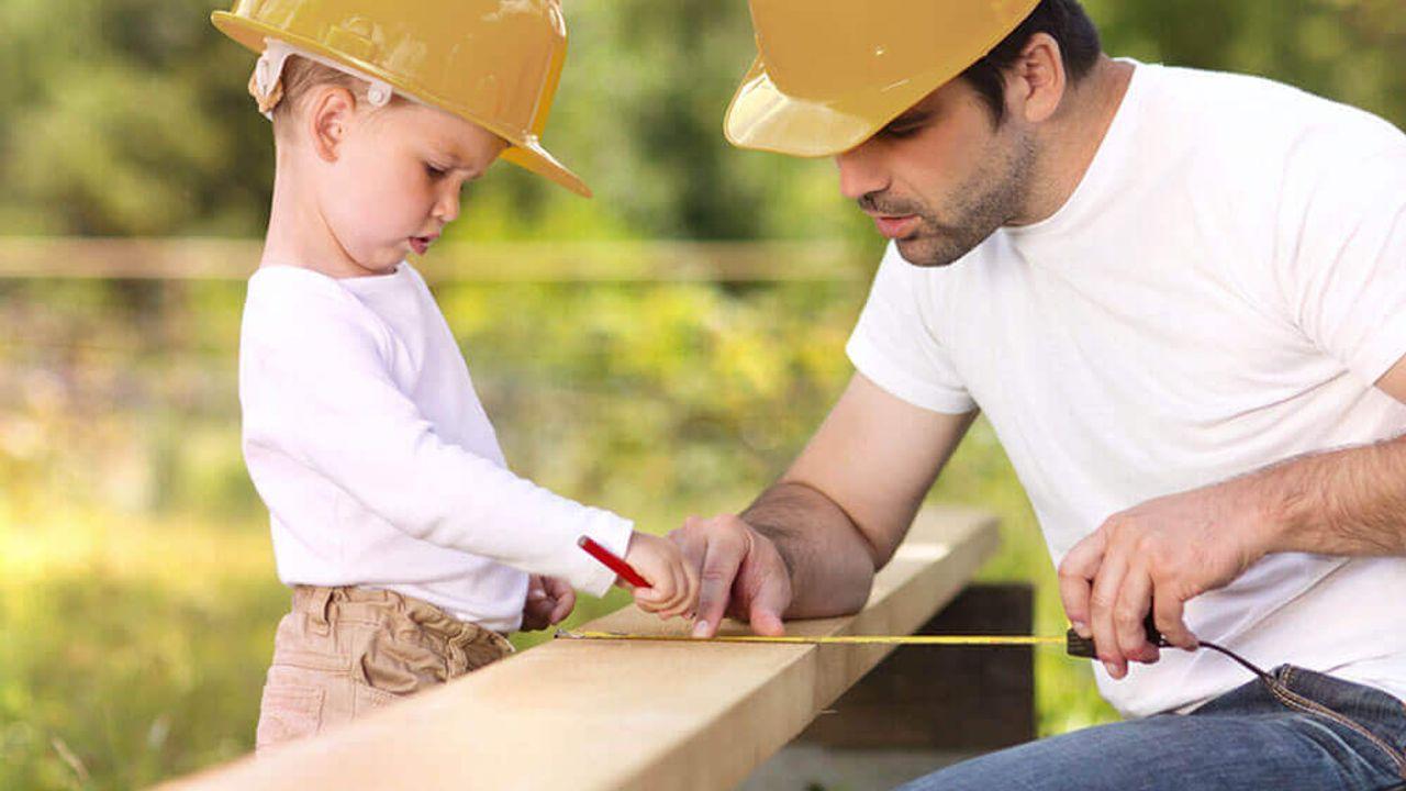 Vater und Sohn DIY zusammen