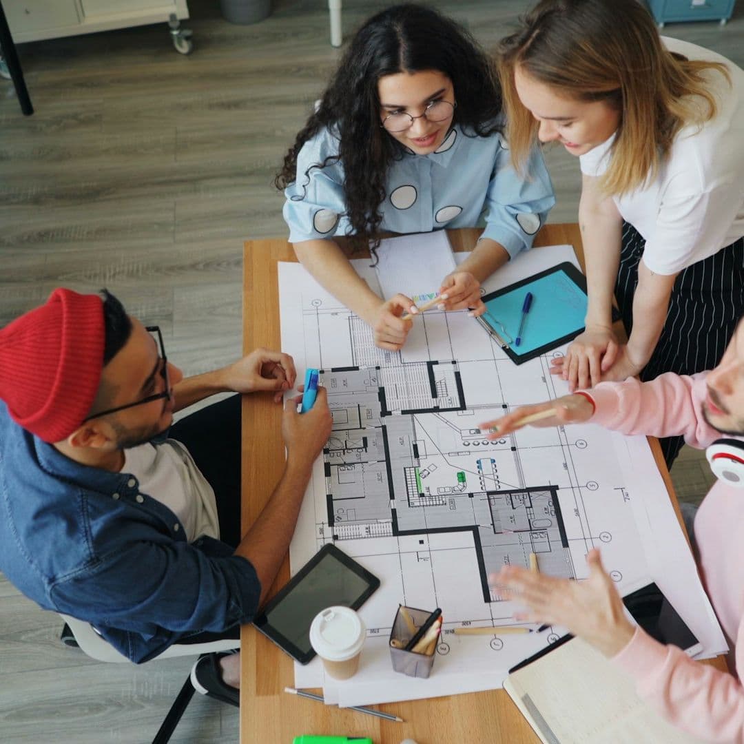 Personen besprechen ein Bauprojekt