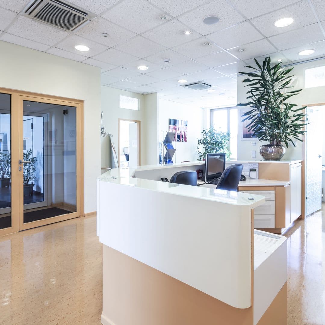 Arzttheke in Weiß und Holz