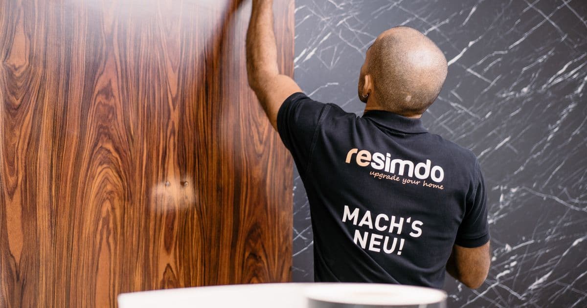 Fachmann am Folieren