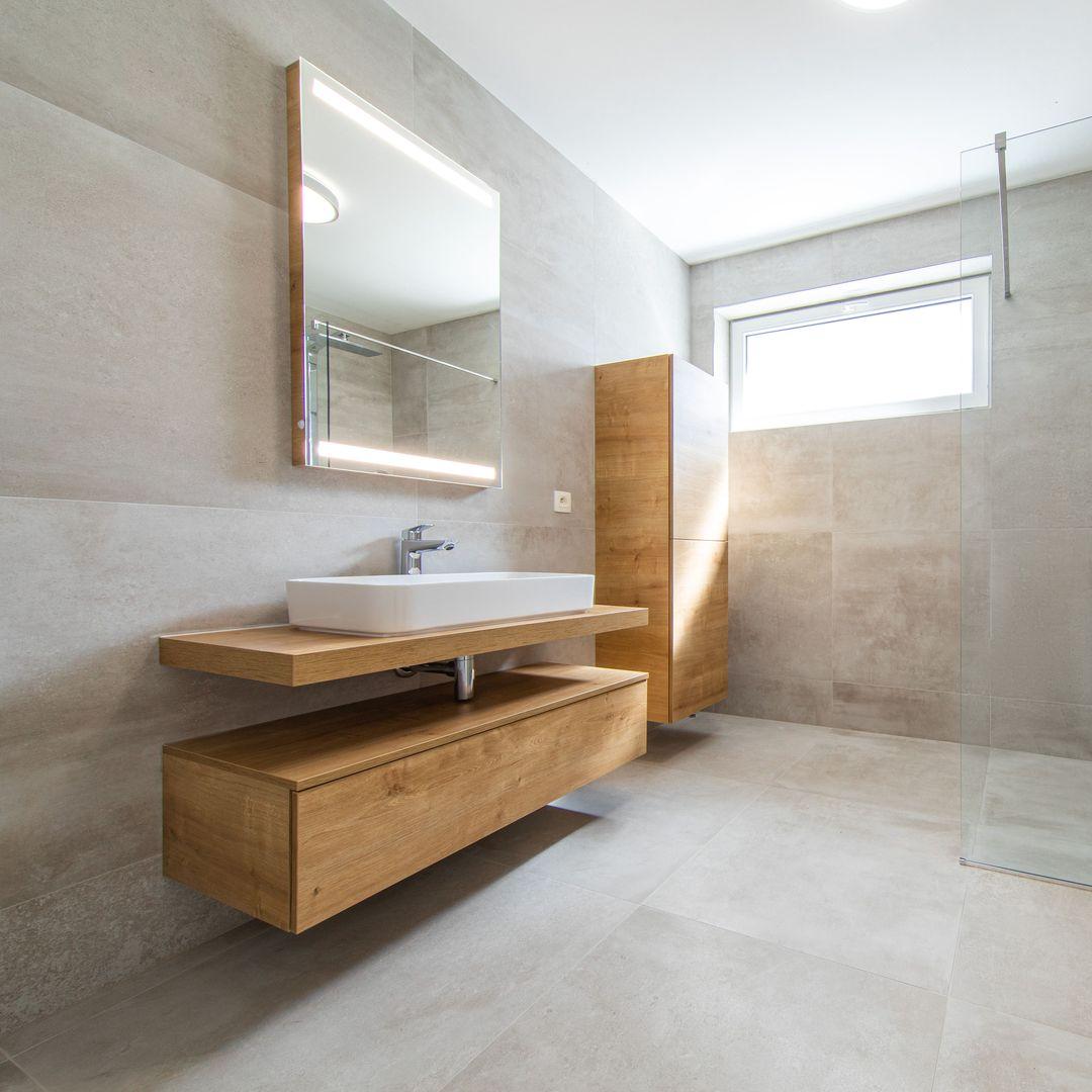 Bad mit Schränken in Holzoberfläche