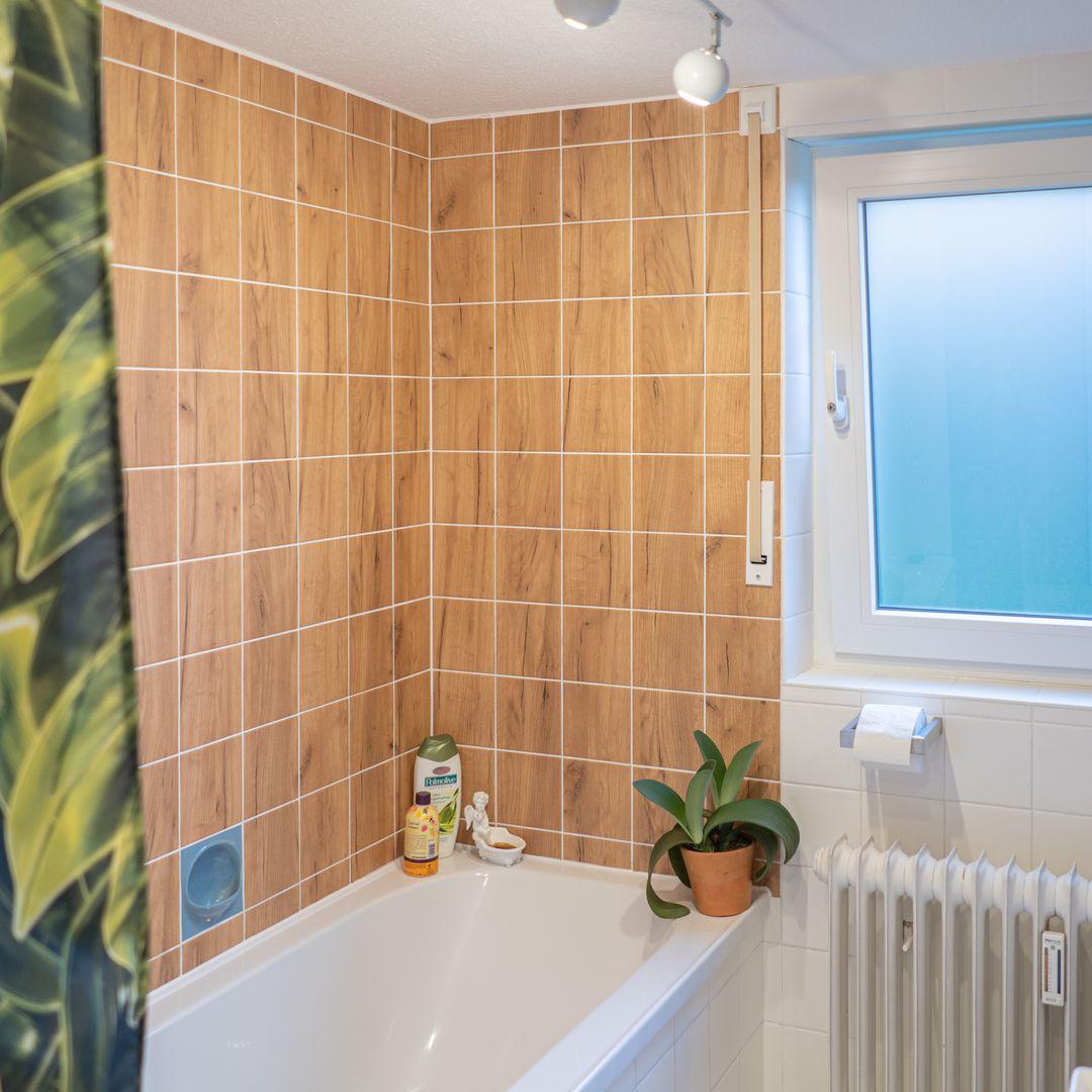 Badfliesen in Holzptik mit Badewanne