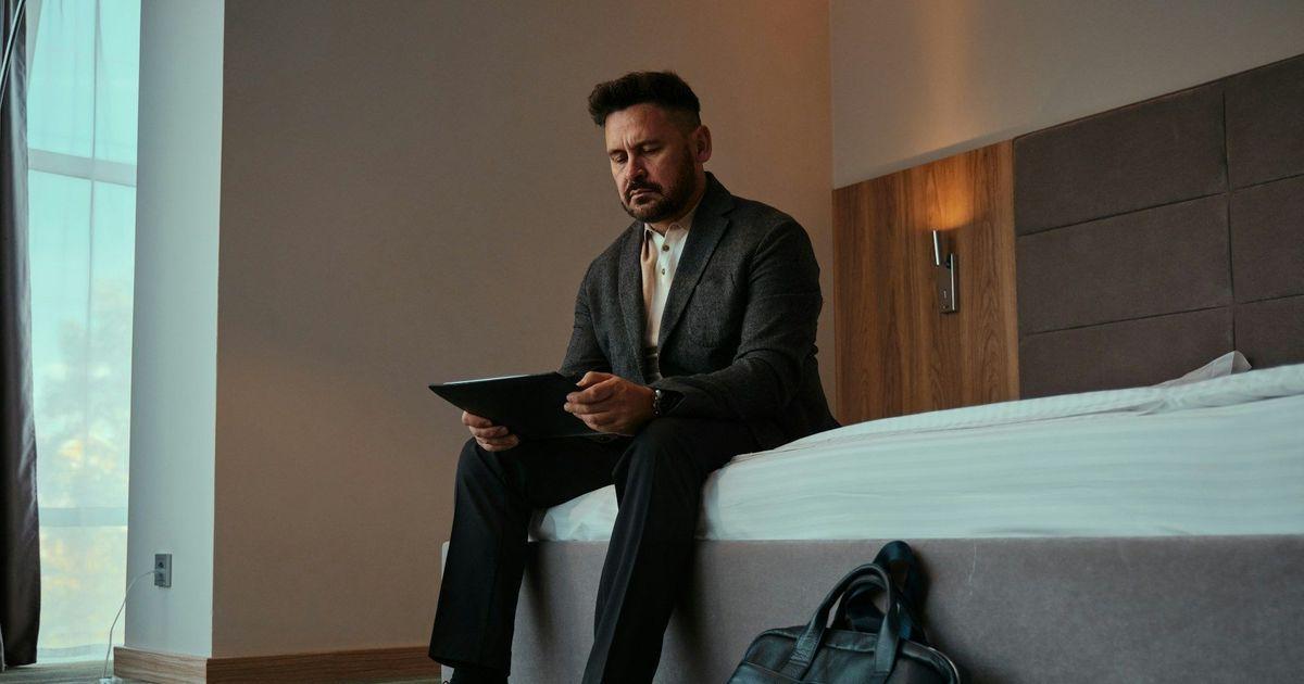 Mann schaut auf Tablet