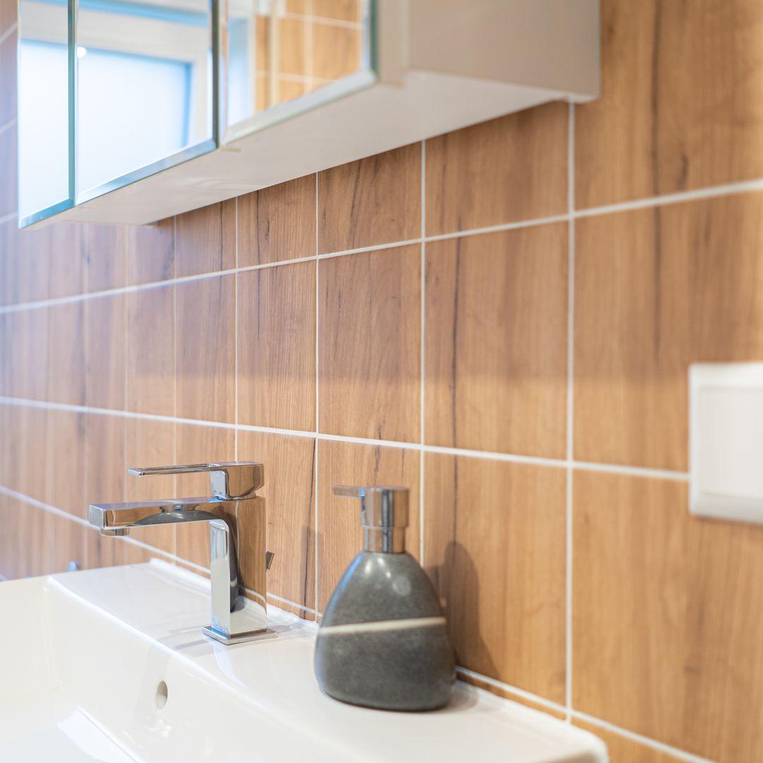 Waschbecken mit Fliesen in Holzoptik