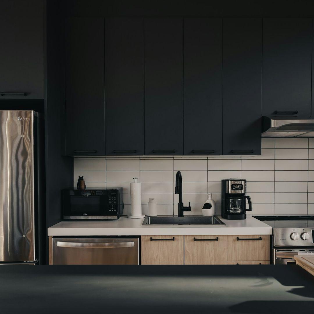 Küchenfronten in Matt Schwarz und Holzoptik