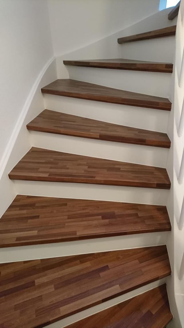 Treppenhaus renovieren in Holz und Weiß die Treppe mit Folie neu beschichten nachher