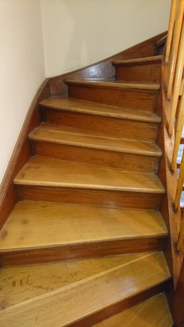 Treppenhaus renovieren in Holz und Weiß die Treppe mit Folie neu beschichten vorher
