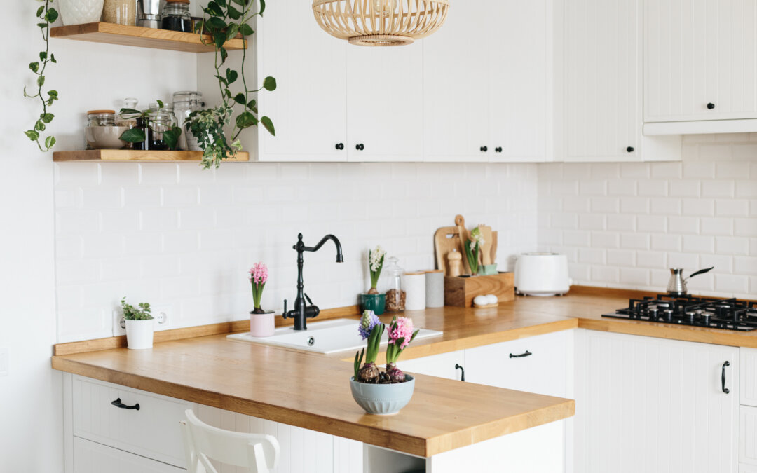 Stilvoll, modern, praktisch: Gestaltungsmöglichkeiten für Küchenarbeitsplatten und Spritzschutz