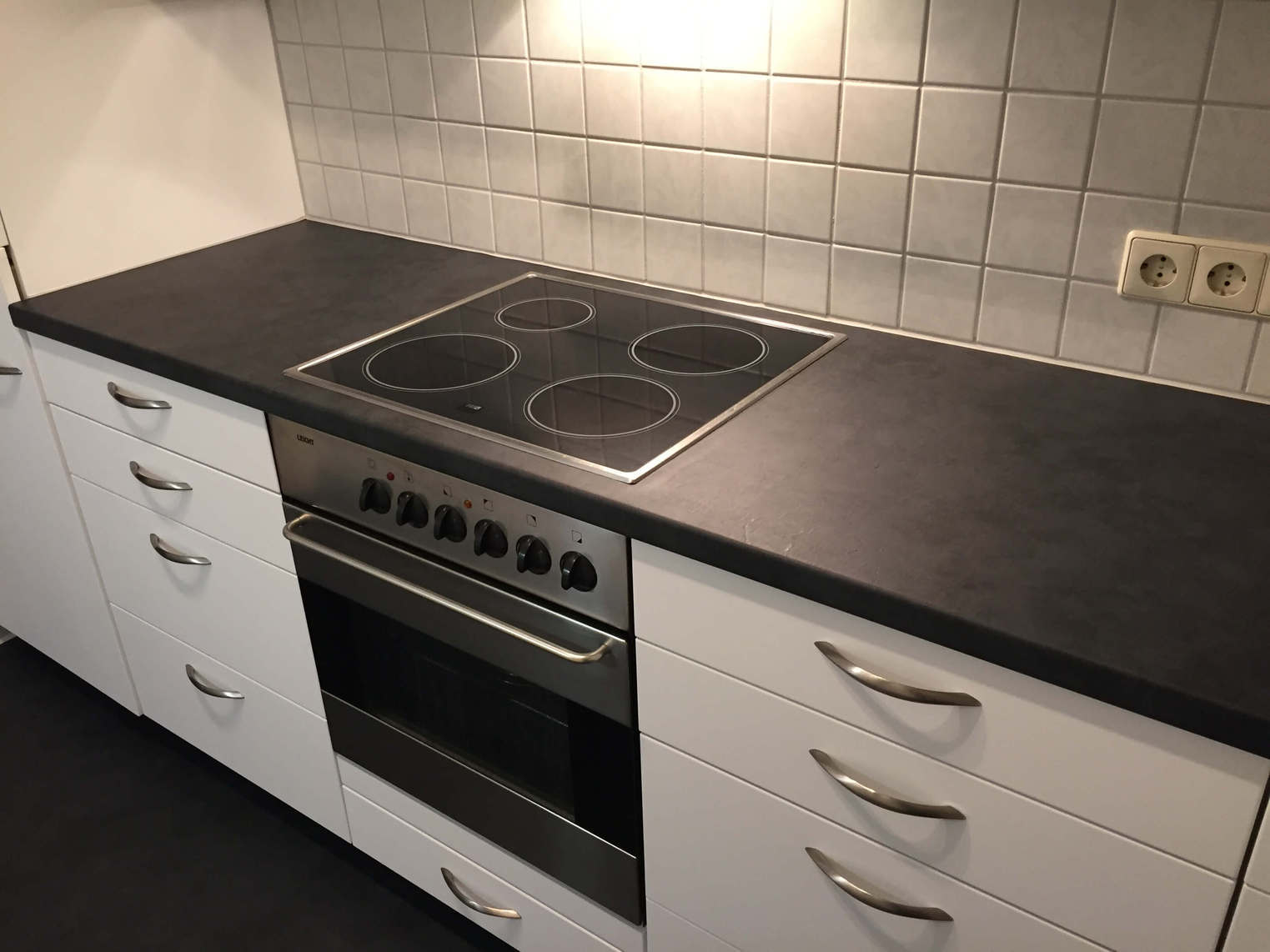 resimdo folie Küche Arbeitsplatte schwarz stein erneuern beispiel nachher