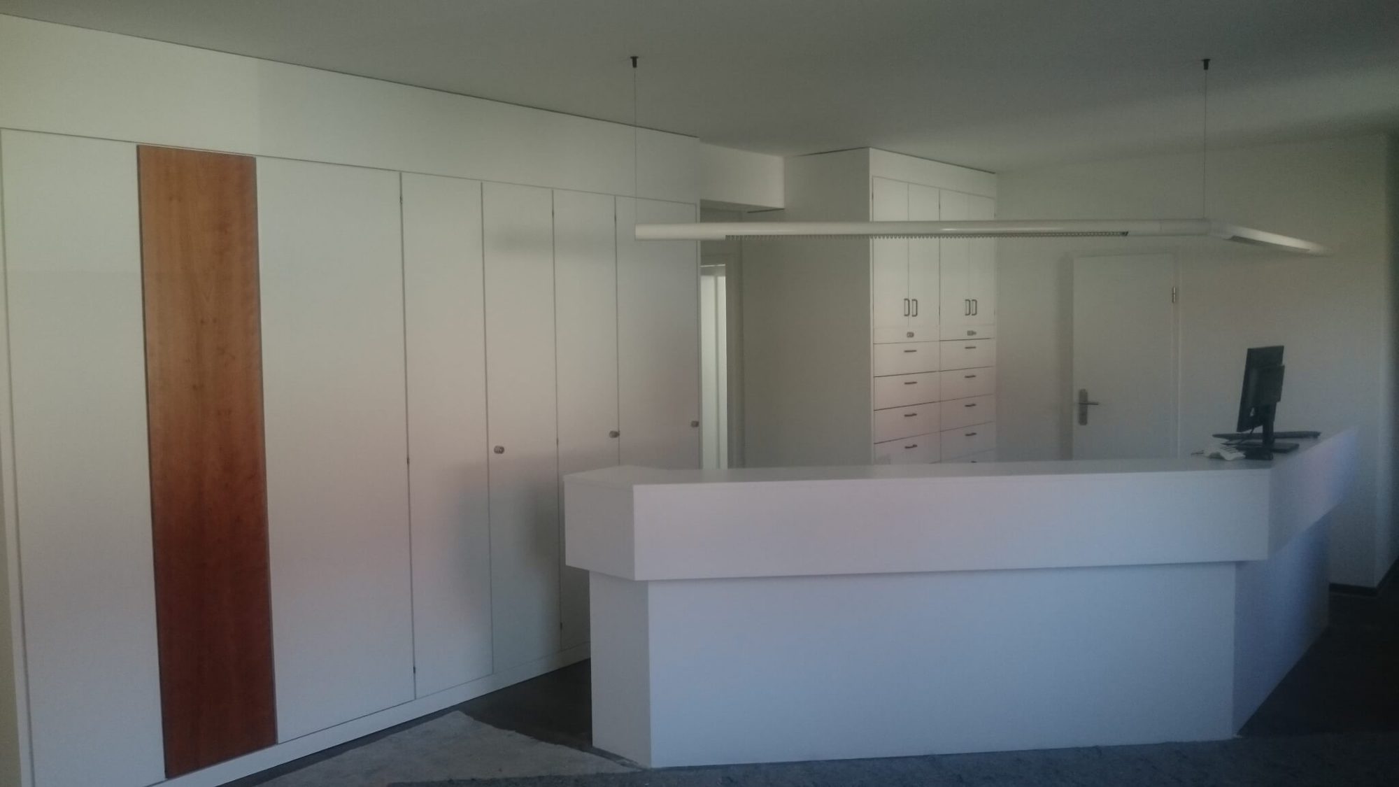 Mobiliario de consulta de madera blanco para mostrador armarios y puertas 01