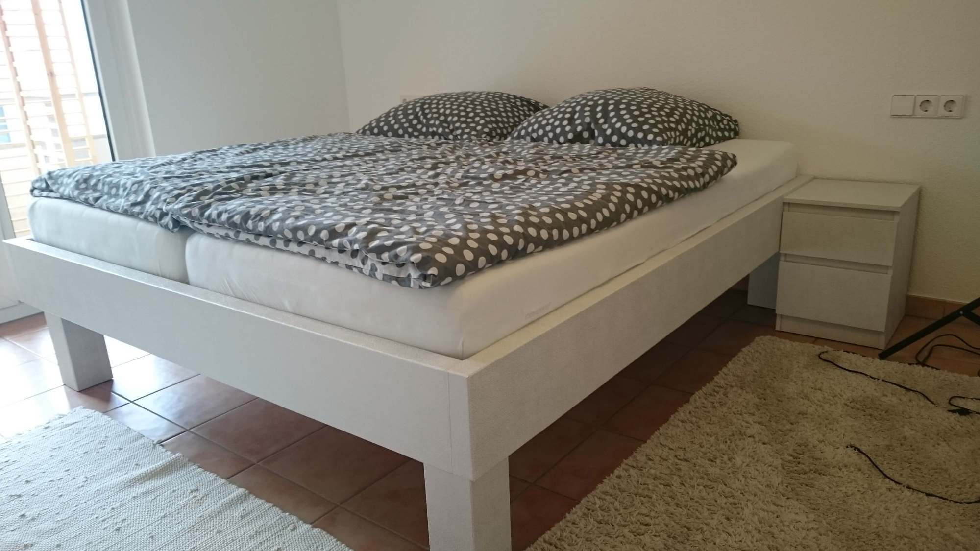 Klebefolie für Möbel gestaltet Bett und Schränke neu durch einfaches bekleben