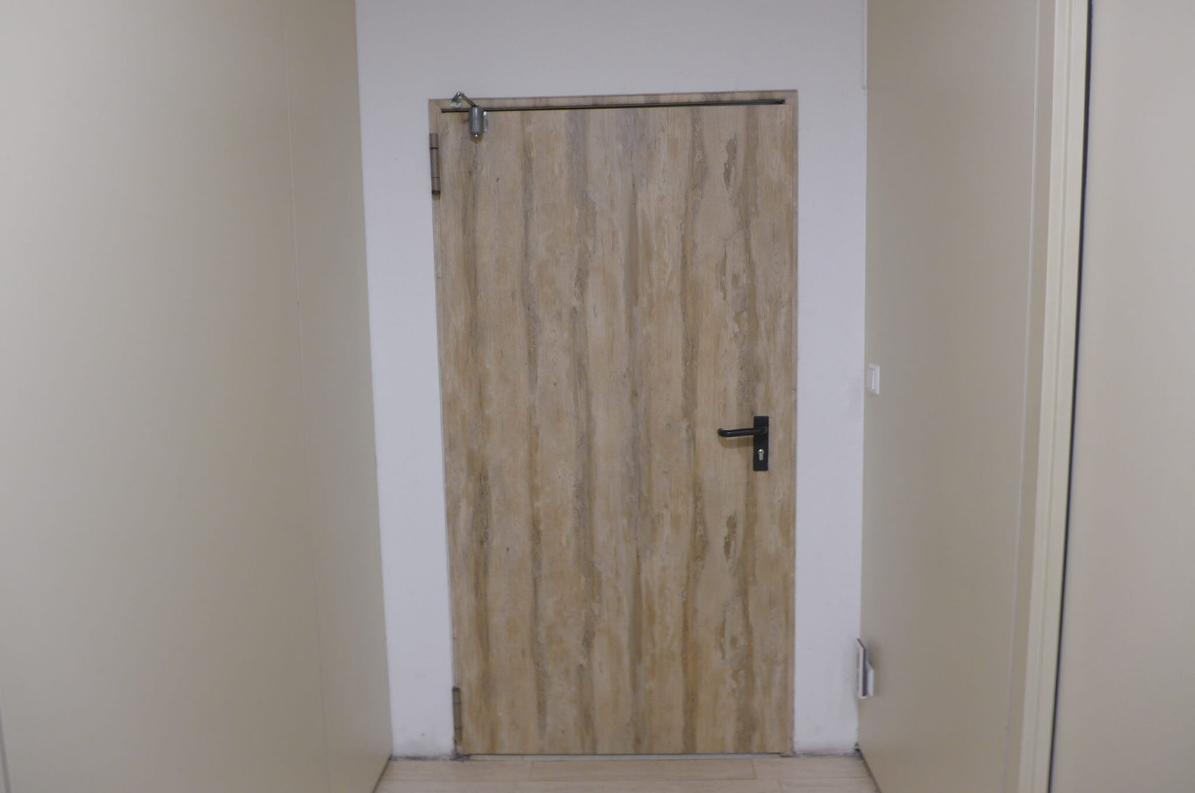 puerta metálica comercios lámina de madera DW803 Smooth Wide Wood ejemplo después