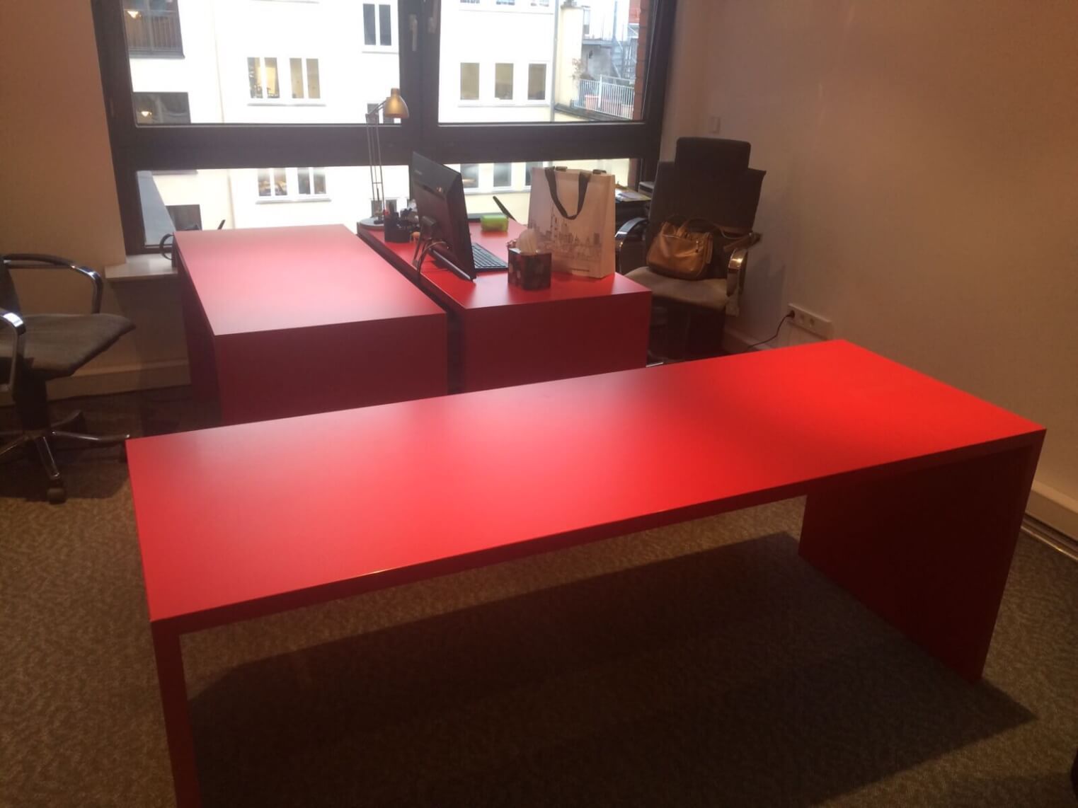 Ejemplo de costes de laminado nuevo en oficina y escritorio gris en lugar de rojo, antes