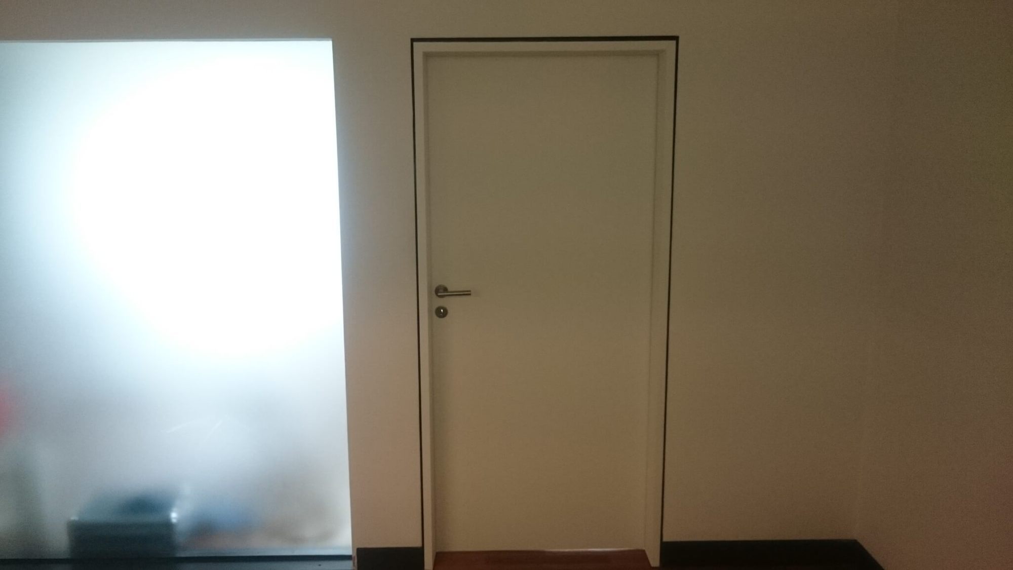lámina resimdo puerta de habitación blanca ejemplo después