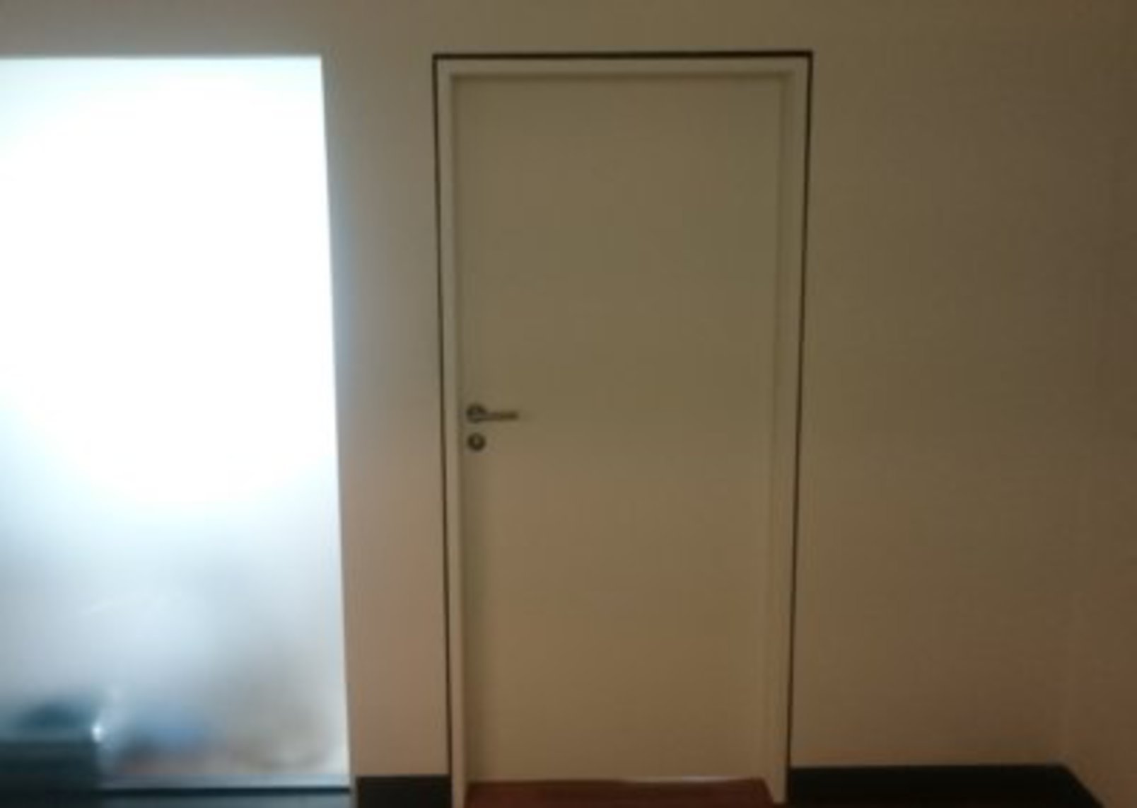 Türen im Büro mit Klebefolie in Weiß beschichten 01