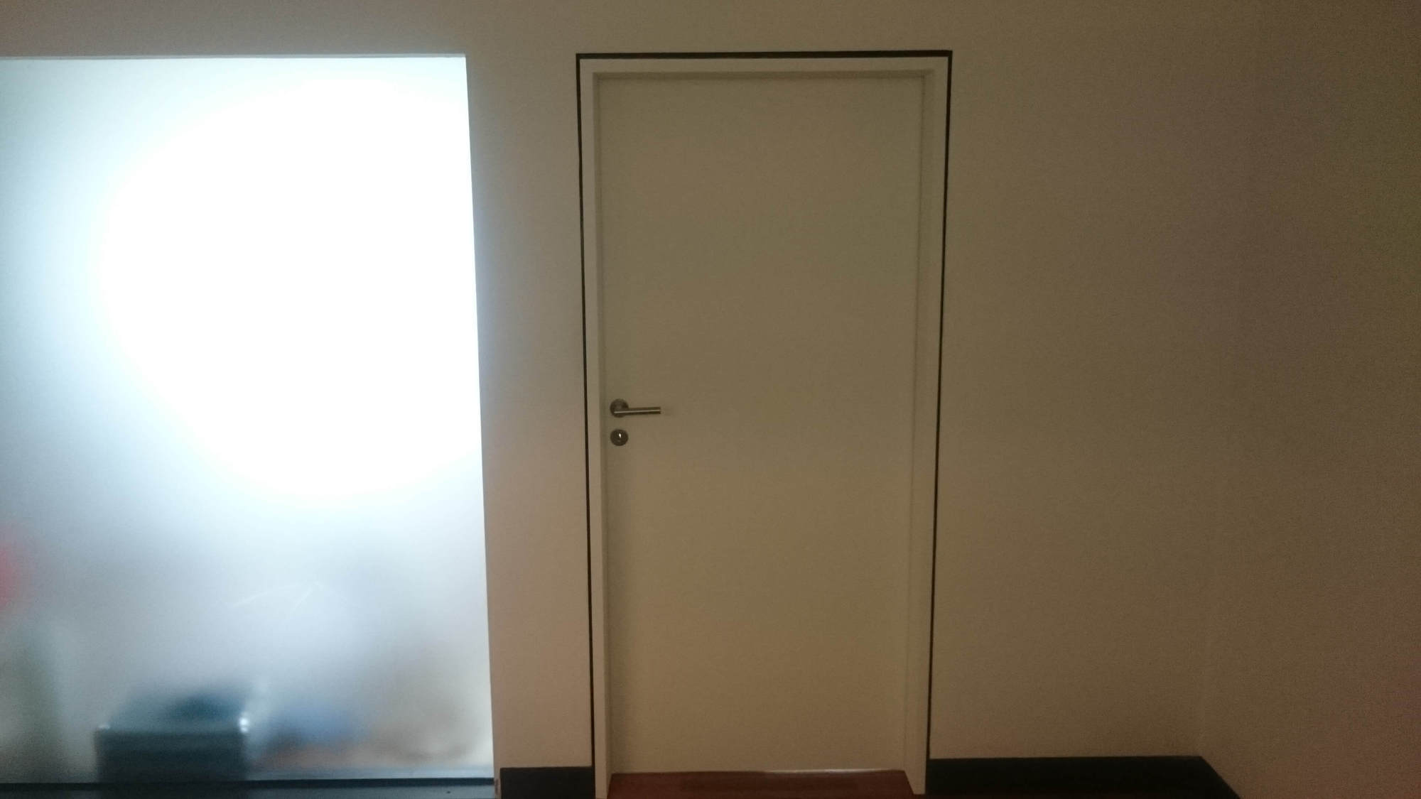Türen im Büro mit Klebefolie in Weiß beschichten 01