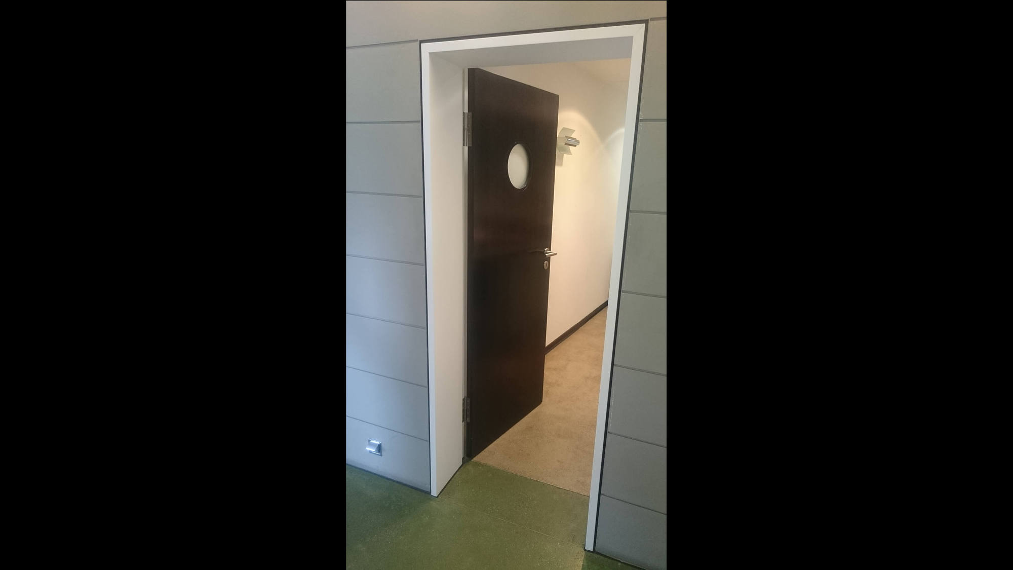 Türen im Büro mit Klebefolie in Weiß beschichten 07