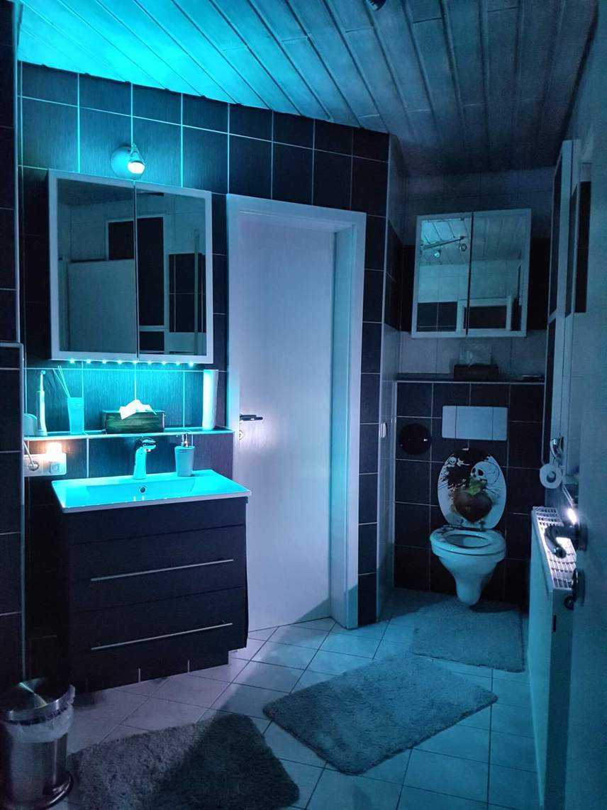 Die Badezimmer Raumgestaltung selbst gemacht DIY makeover Fliesenaufkleber in schwarz silber Holzoptik  - nachher