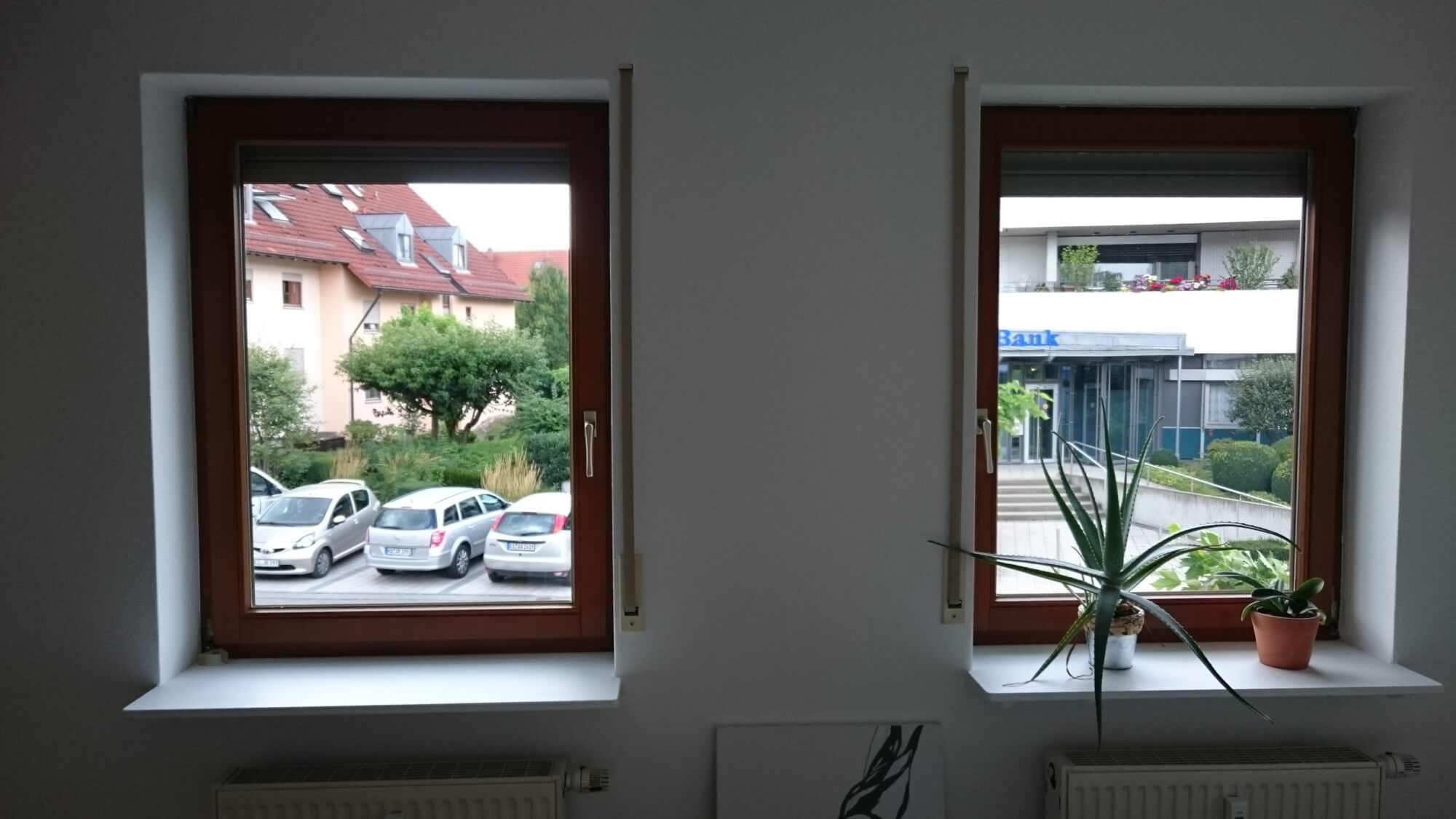 Ristrutturazione del davanzale della finestra da grigio a bianco con pellicola S115 dopo