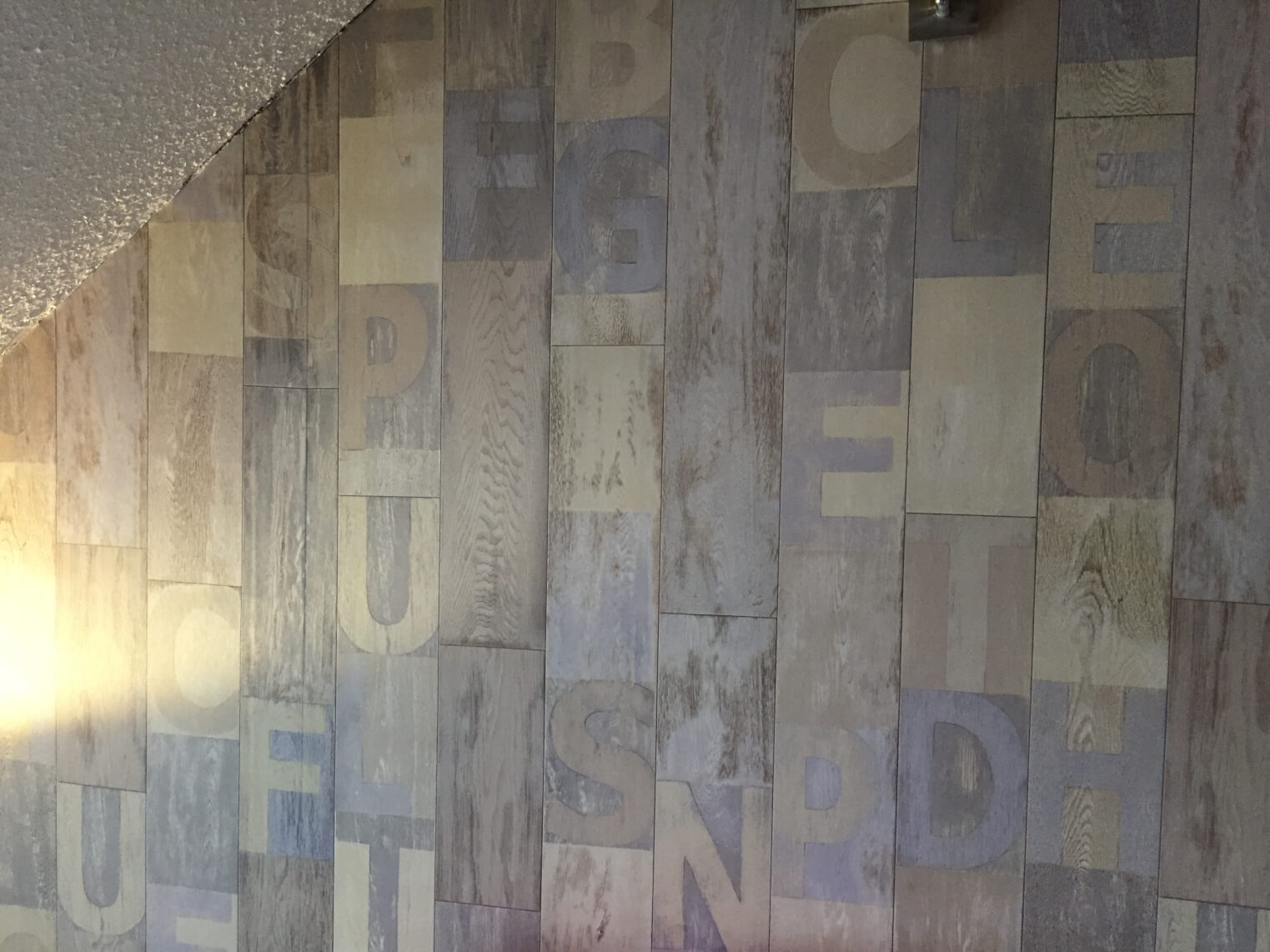 kinderzimmer wandgestaltung mit selbstklebefolie - alphabet wood