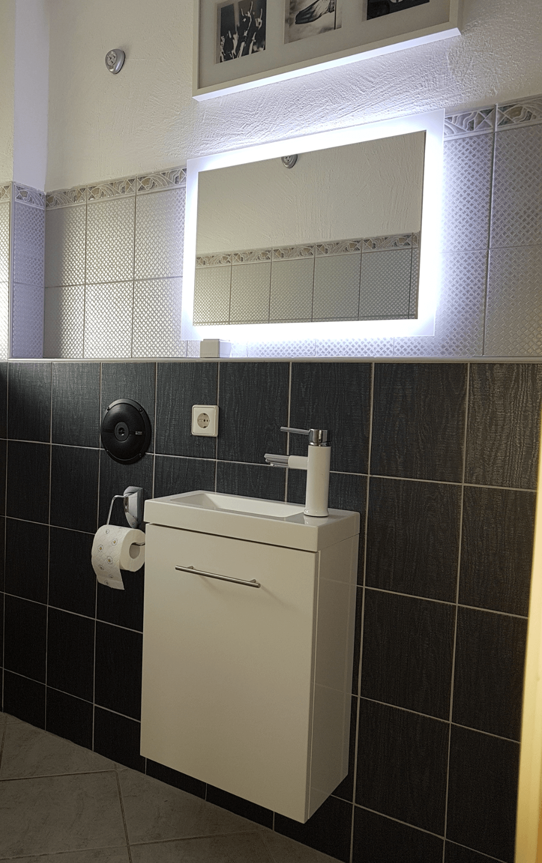 Consejos e ideas para el diseño de baño ejemplo de WC de invitados con lámina de baldosas nueva grifería y espejo - después