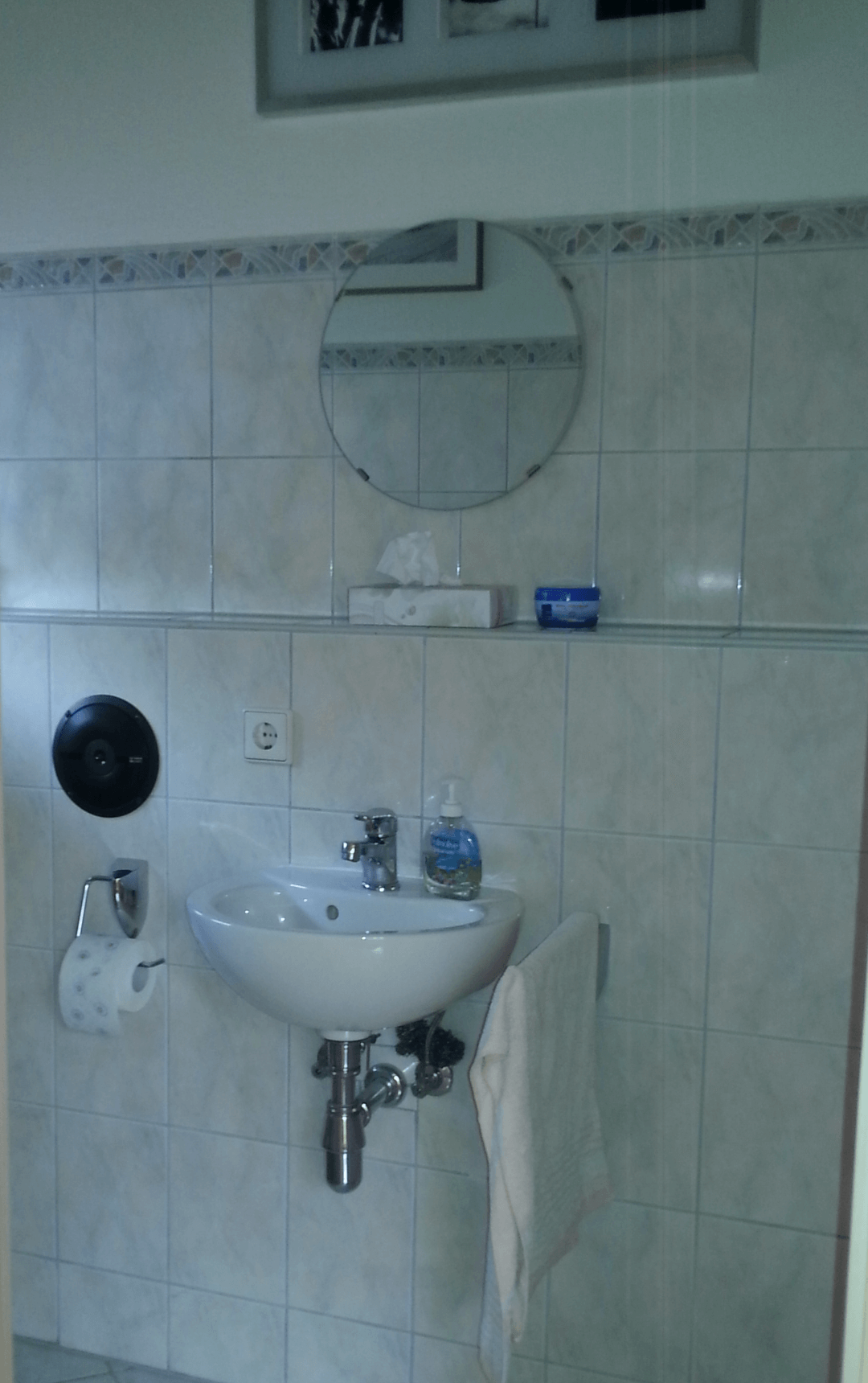 Consejos e ideas para el diseño de baño ejemplo de WC de invitados con lámina de baldosas nueva grifería y espejo - antes