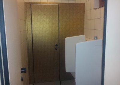 Gastronomie Restaurant Türen der Toiletten mit Folie in Bronze Gold beschichten 01