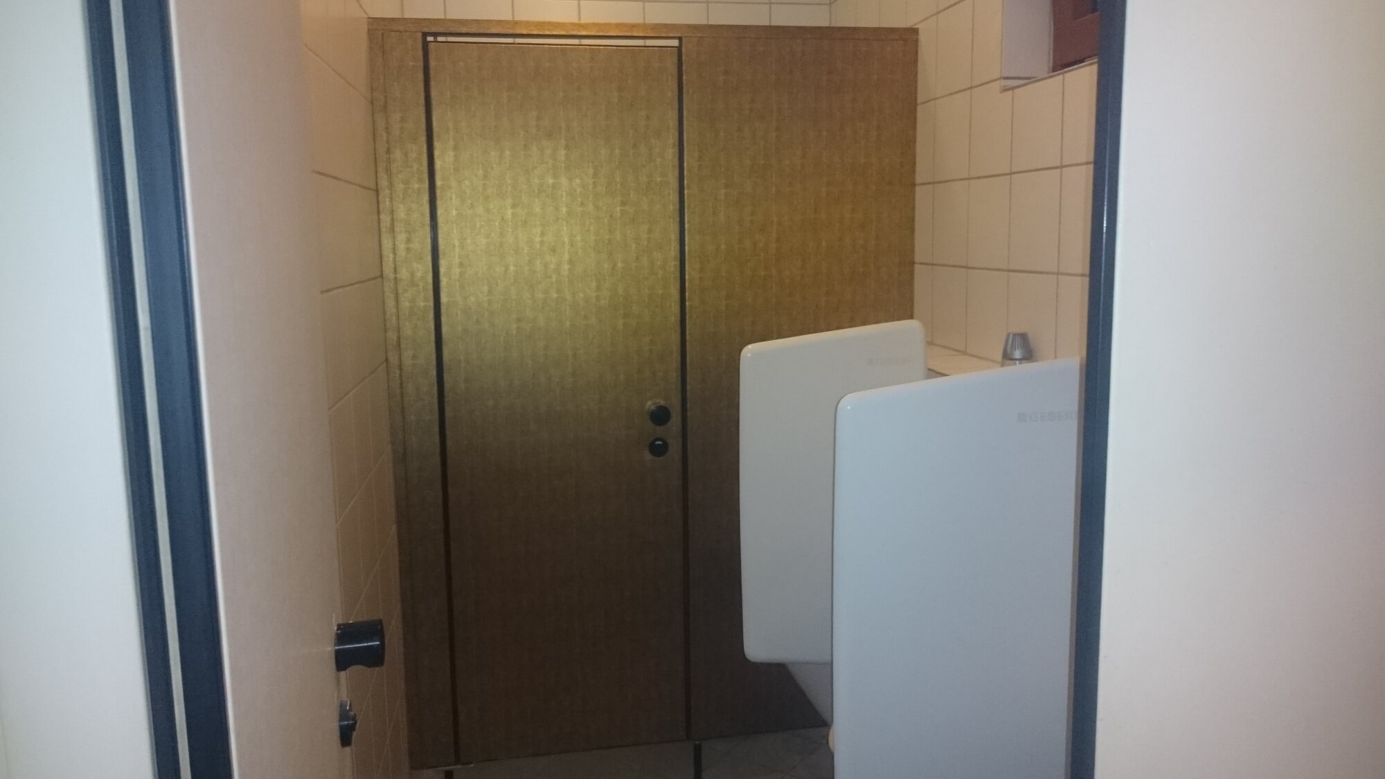 Gastronomie Restaurant Türen der Toiletten mit Folie in Bronze Gold beschichten 01